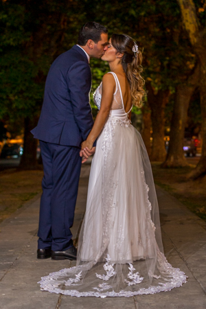 pareja besandose en la calle luego de la ceremonia religiosa