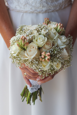 novia sosteniendo ramo de flores