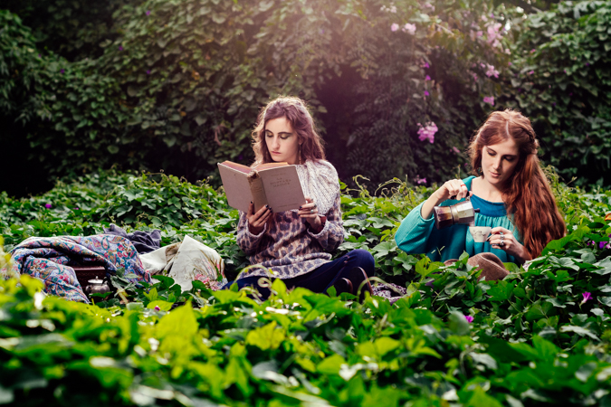 dos modelos tomando te en un bosque