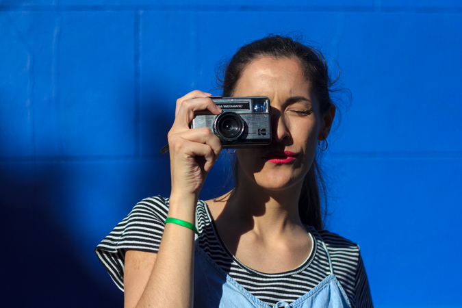 foto de mujer con camara de fotos